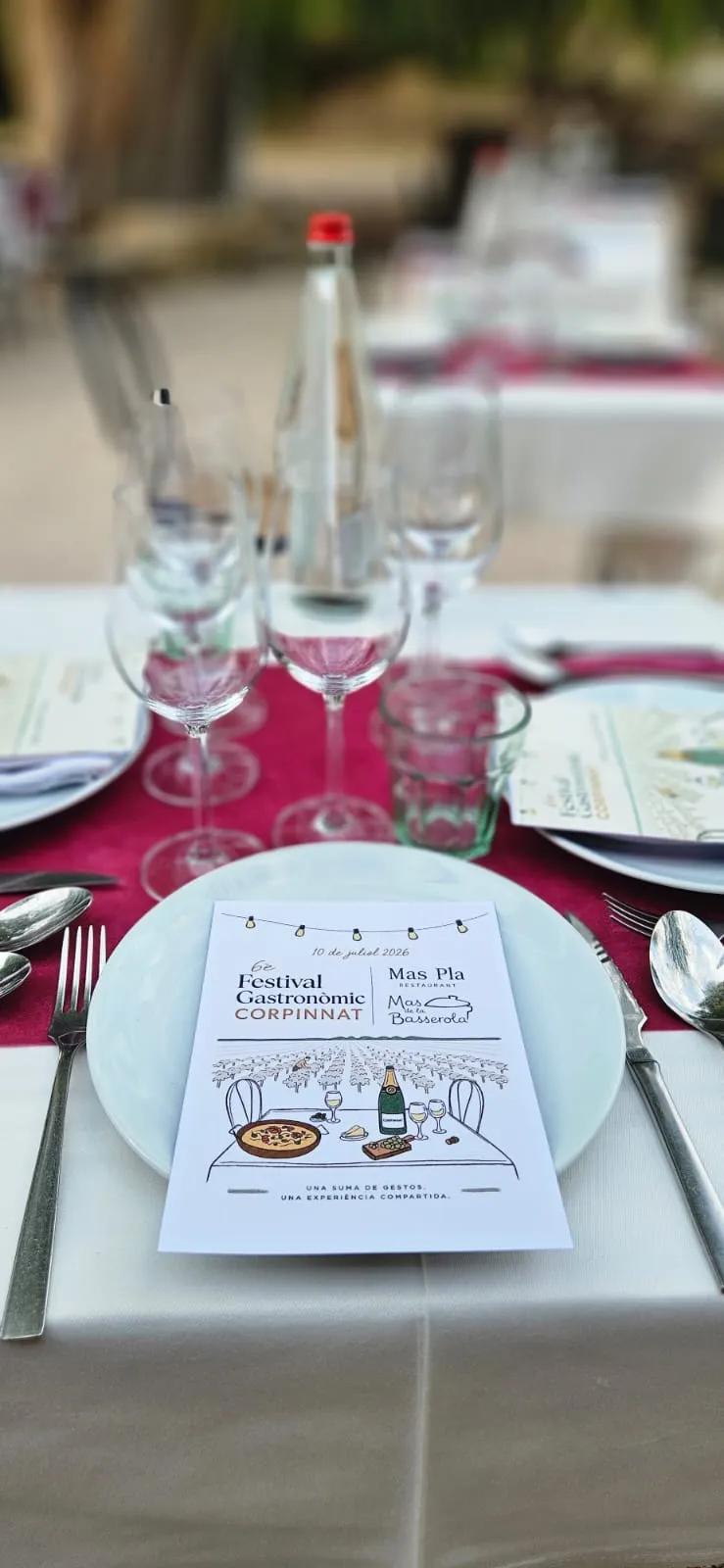 Menú del 6è Festival Gastronòmic Corpinnat sobre el plat, a taula parada
